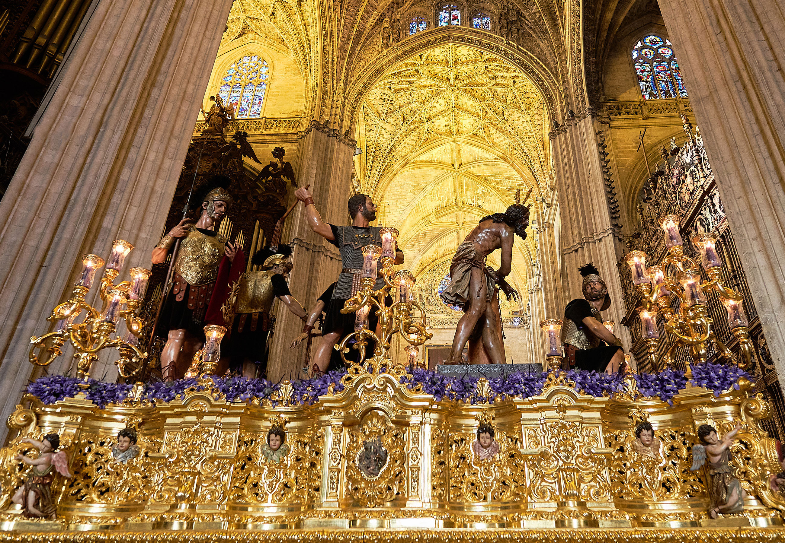 Paso de Misterio en el interior de la Catedral